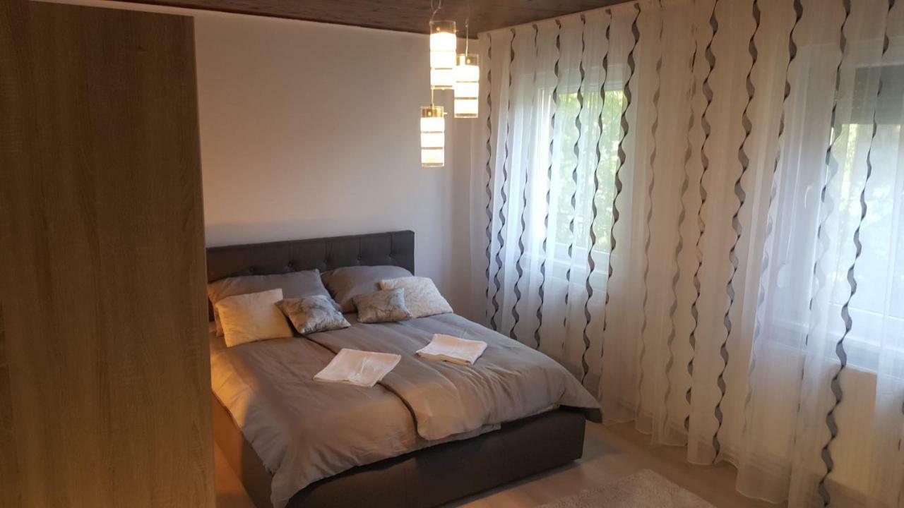 Gutenberg Utca Apartman แซแก็ด ภายนอก รูปภาพ